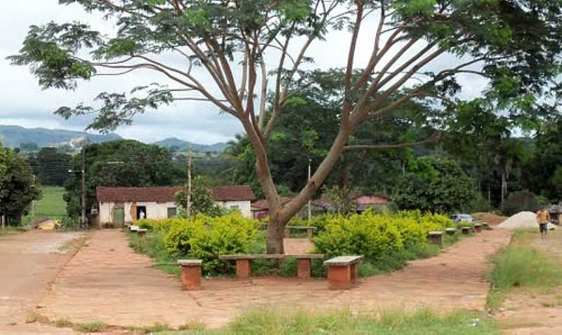 CALCILNDIA-GO-PRAA DA MATRIZ-FOTO:AROLLDO COSTA OLIVEIRA - CALCILNDIA - GO