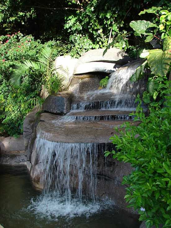 CACHOEIRA DO MONUMENTO DAS GUAS EM CALDAS NOVAS-GO-FOTO:ELIASPINHEIRO - CALDAS NOVAS - GO