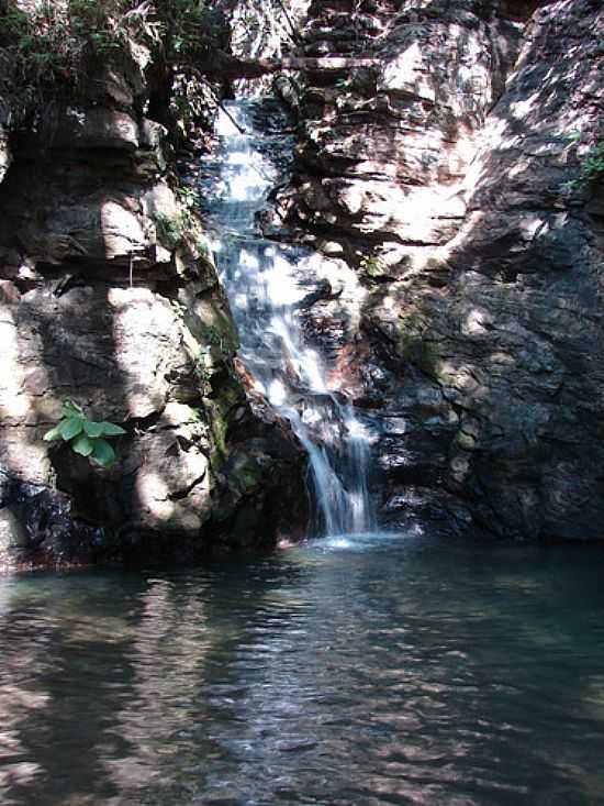 CACHOEIRA NO PAREDO DA SERRA DE CALDAS NOVAS-GO-FOTO:ELIASPINHEIRO - CALDAS NOVAS - GO