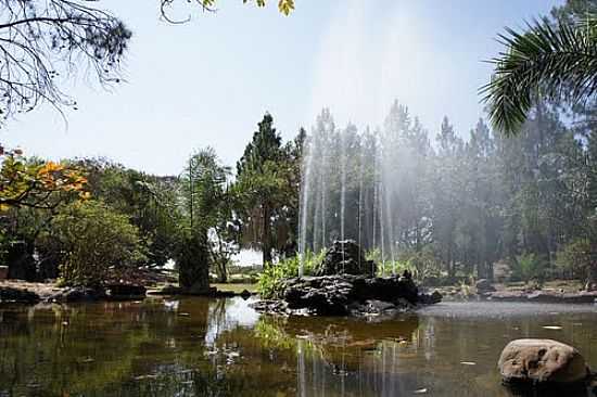 FONTE NO JARDIM JAPONS EM CALDAS NOVAS-GO-FOTO:PAULO YUJI TAKARADA - CALDAS NOVAS - GO