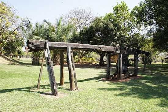 MQUINA ANTIGA USADA COM FORA ANIMAL NO MUSEU PRIVADO EM CALDAS NOVAS-GO-FOTO:PAULO YUJI TAKARADA - CALDAS NOVAS - GO