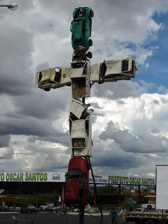 MONUMENTO AOS ACIDENTES DE TRNSITO EM CALDAS NOVAS-GO-FOTO:ELIASPINHEIRO - CALDAS NOVAS - GO