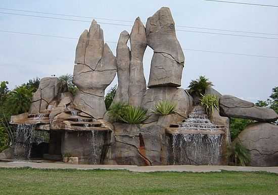 MONUMENTO S GUAS NA ENTRADA  DE CALDAS NOVAS-GO-FOTO:ROMO - CALDAS NOVAS - GO