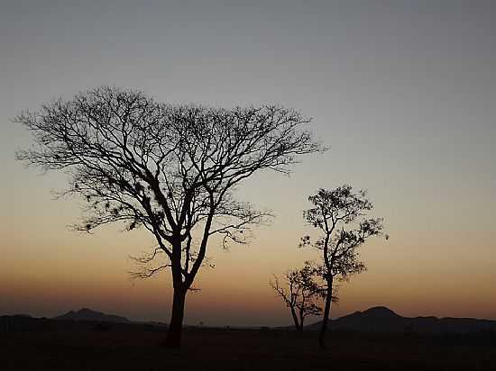 CAMPESTRE DE GOIS-GO-ANOITECER NA ZONA RURAL-FOTO:PE. EDINISIO PEREIRA - CAMPESTRE DE GOIS - GO