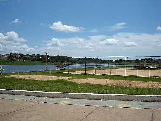 PARQUE COM LAGO ARTIFICIAL NA CIDADE DE CATALO-FOTO:MOCHILEIRO.TUR. - CATALO - GO