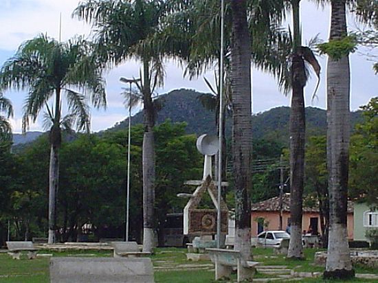 MONUMENTO AO GARIMPEIRO E AO FUNDO O MORRO DA CRUZ EM CAVALCANTE-GO-FOTO:JASEGURA - CAVALCANTE - GO