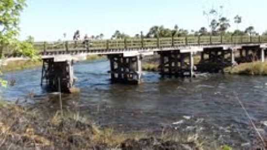 PONTE SOBRE O RIO FORMOSO-FOTO:RAFAEL JOS RORATO - CHAPADO DO CU - GO