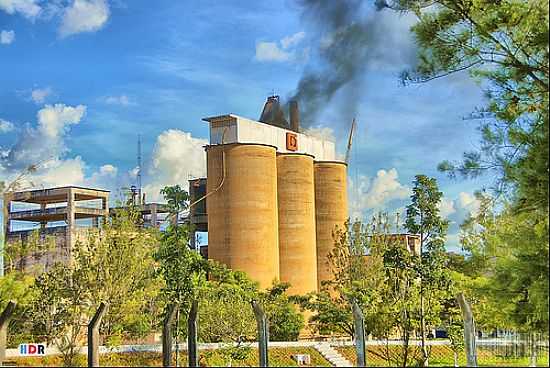 SILOS DA FBRICA DE CIMENTO-FOTO:LUIZ GONZAGA DE SIQU - COCALZINHO DE GOIS - GO