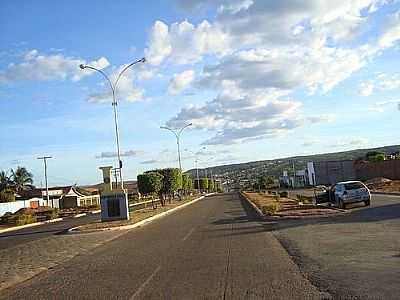 AVENIDA DAS OLIVEIRAS EM CRIXS, POR SLANDRADE. - CRIXS - GO