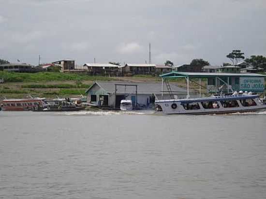 BARCOS NO RIO SOLIM~ES EM CAREIRO DA VRZEA-FOTO:ANA F. S. GALVO - CAREIRO DA VRZEA - AM