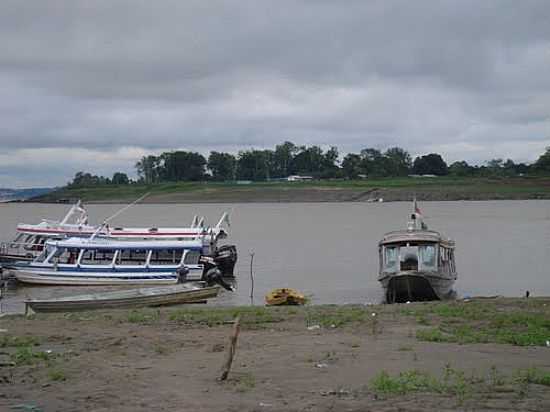 BARCOS NO RIO SOLIMES EM CAREIRO DA VRZEA-FOTO:ANA F. S. GALVO - CAREIRO DA VRZEA - AM