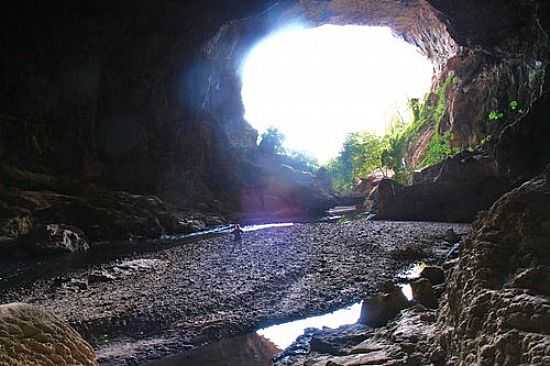 INTERIOR DE TERRA RONCA EM GUARANI DE GOIS-GO-FOTO:JACKSON A DE MOURA - GUARANI DE GOIS - GO