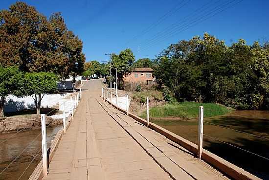 PONTE NA SADA PARA TERRA RONCA EM GUARANI DE GOIS-GO-FOTO:JACKSON A DE MOURA - GUARANI DE GOIS - GO