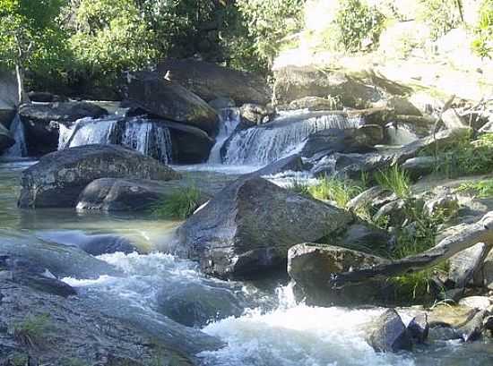 CACHOEIRA EM GUARINOS-FOTO:CARLOS NATHAN - GUARINOS - GO