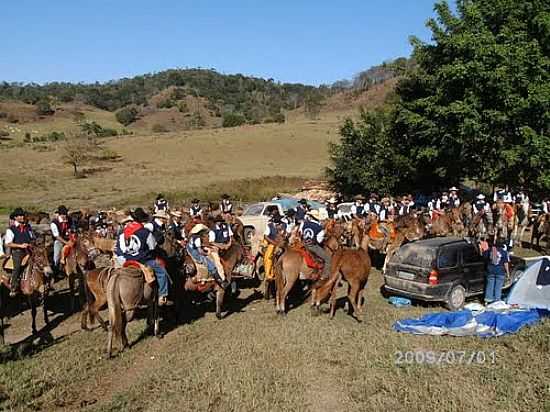 POUSO DA COMITIVA BOA ESPERANA EM GUARINOS-FOTO:CASEMIRO WITASIAK - GUARINOS - GO