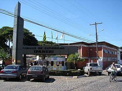 ENTRADA DO PARQUE DE EXPOSIO AGRO-PECURIA-FOTO:BETHCOSTA  - IPAMERI - GO
