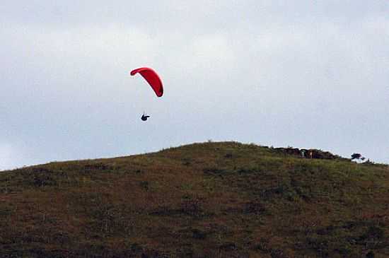 VO DE PARAPENTE NO MORRO DO MACACO EM IPOR-GO-FOTO:JOVENTINO NETO - IPOR - GO