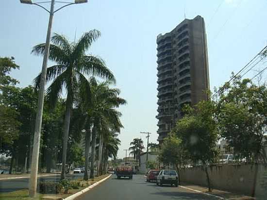 AVENIDA BEIRA RIO EM ITUMBIARA-FOTO:PAULO YUJI TAKARADA - ITUMBIARA - GO