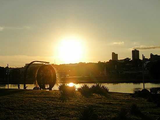 JATA-GO-PR DO SOL NO LAGO JK-FOTO:EDISMAIR - JATA - GO