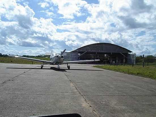 HANGAR DO AEROPORTO DE ENVIRA-AM-FOTO:MARCELO IMOTO - ENVIRA - AM