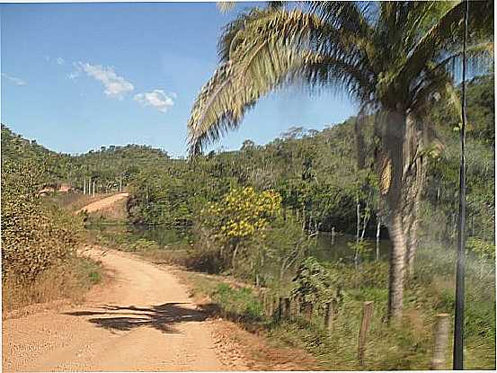 MINAU-GO-ESTRADA DE TERRA NO INTERIOR DA CIDADE-FOTO:CALPIRES - MINAU - GO