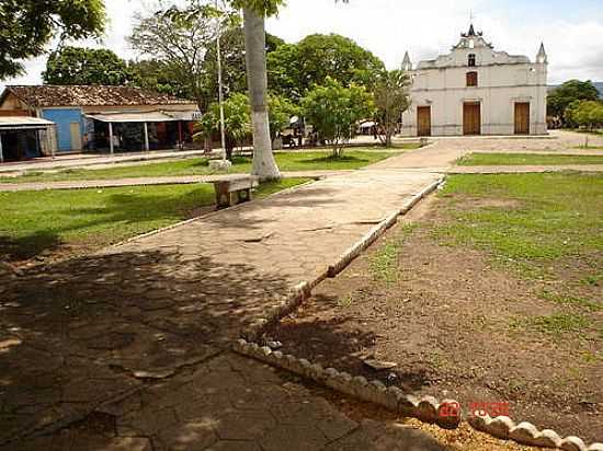 IGREJA MATRIZ E PRAA CENTRAL DE MONTE ALEGRE DE GOIS-GO-FOTO:DIMAS JUSTO - MONTE ALEGRE DE GOIS - GO