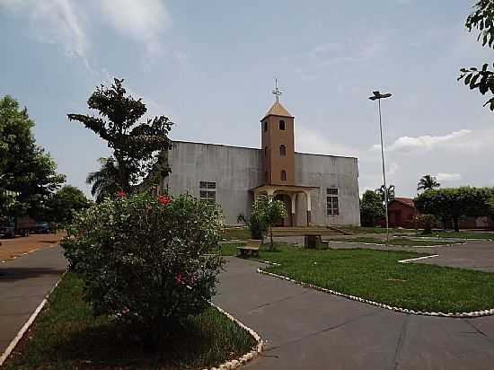 MONTES CLAROS DE GOIS-GO-PRAA E MATRIZ DE CRISTO REI-FOTO:WENDER MARQUES - MONTES CLAROS DE GOIS - GO