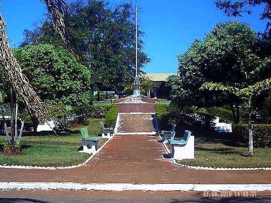 MONTES CLAROS DE GOIS-GO-PRAA PRXIMO  RODOVIRIA-FOTO:JONAIR BARBOSA - MONTES CLAROS DE GOIS - GO