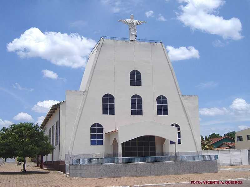 MOZARLNDIA-GO-CATEDRAL DE N.SRA.DO PERPTUO SOCORRO-FOTO:VICENTE A. QUEIROZ - MOZARLNDIA - GO