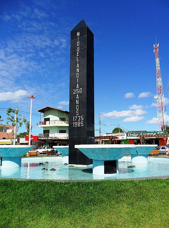 NIQUELNDIA-GO-MONUMENTO DOS 250 ANOS DA CIDADE NA PRAA SILVA JUNIOR-FOTO:SILAS LIMA - NIQUELNDIA - GO