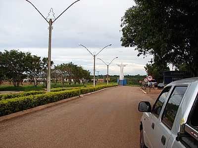 AVENIDA E  O CRISTO-FOTO:DIOCELIOFREITAS  - NOVA IGUAU DE GOIS - GO