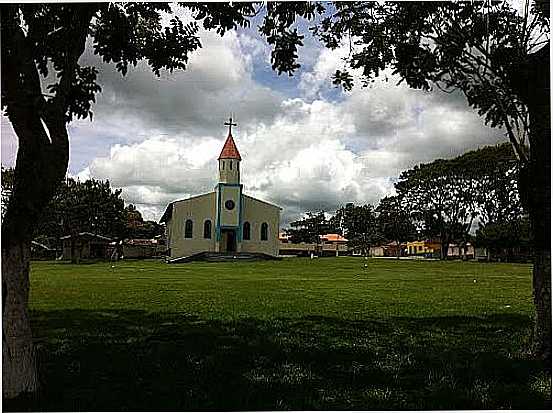 PRAA E IGREJA DE SANTO ANTNIO EM OLHOS DGUA-GO-FOTO:EDU JUNG - OLHOS D'GUA - GO