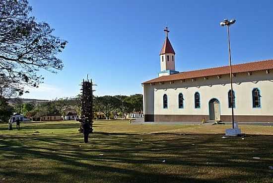 PRAA E LATERAL DA IGREJA DE SANTO ANTNIO EM OLHOS DGUA-GO-FOTO:NIO LCIO - OLHOS D'GUA - GO