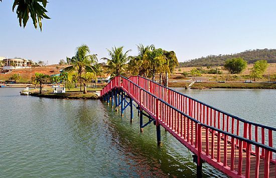 PALMEIRAS DE GOIS-GO-PONTE PARA A ILHA NO LAGO MUNICIPAL-FOTO:AROLLDO COSTA OLIVEIRA - PALMEIRAS DE GOIS - GO