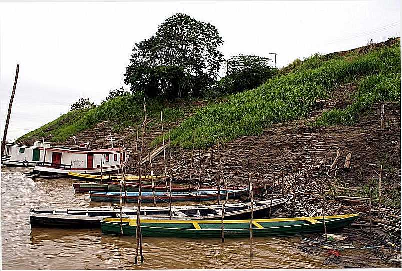 HUMAIT-AM-CANOAS NA MARGEM DO RIO-FOTO:IVERSON MAGALHAES - HUMAIT - AM