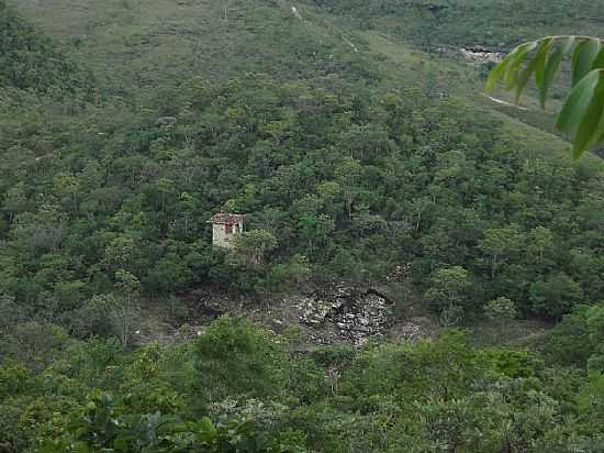 PIRENPOLIS-GO-CASEBRE  BEIRA DO PRECIPCIO EM REA RURAL-FOTO:PE. EDINISIO PEREIRA - PIRENPOLIS - GO