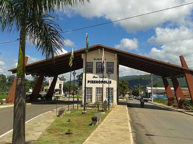 PIRENPOLIS-GO-PRTICO DE ENTRADA DA CIDADE-FOTO:WIKIMAPIA.ORG - PIRENPOLIS - GO