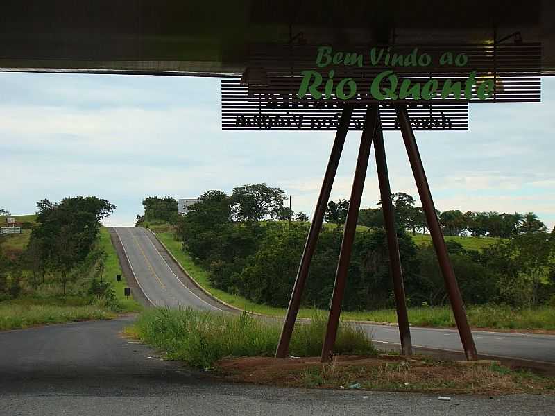 RIO QUENTE-GO-PRTICO DE ENTRADA DA CIDADE-FOTO:PAULO YUJI TAKARADA - RIO QUENTE - GO