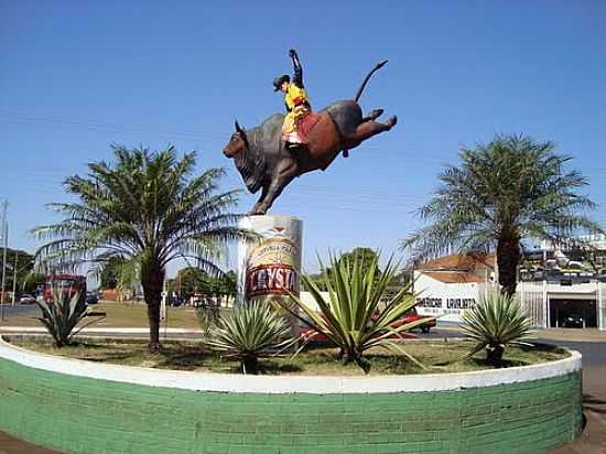 MONUMENTO NA ENTRADA DO PARQUE DE EXPOSIES E RODEIO DE RIO VERDE-GO-FOTO:NEANDER MORAES - RIO VERDE - GO