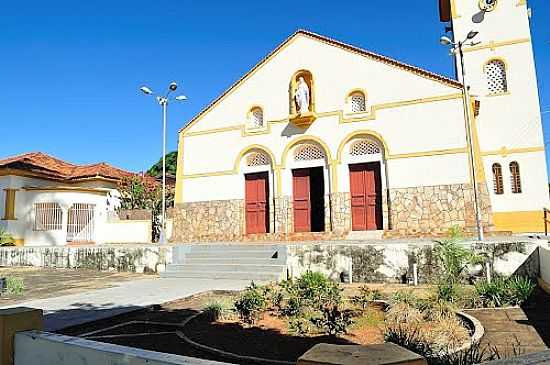 PRAA E PARQUIA DE SANTA CRUZ DE GOIS-GO-FOTO:JACKSON A DE MOURA - SANTA CRUZ DE GOIS - GO