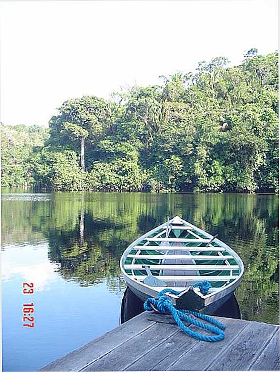 BARCO ATRACADO NO LAGO SALVADOR-FOTO:MARCELO PARISE PETAZ - IRANDUBA - AM
