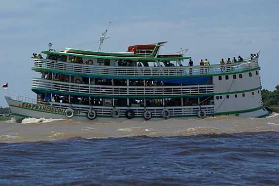 BARCO CRUZANDO ENCONTRO DO RIO NEGRO COM AMAZONAS EM ITACOATIARA-FOTO:POWERMEERKAT - ITACOATIARA - AM