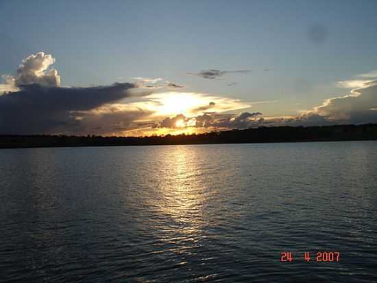 PR DO SOL NO LAGO AZUL DE SO SIMO-FOTO:JORGE EDGAR MEZA MON - SO SIMO - GO