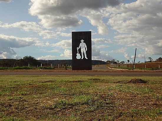 SENADOR CANEDO-GO-MONUMENTO EM HOMENAGEM AO CANTOR LEANDRO-FOTO:PE. EDINISIO PEREIRA - SENADOR CANEDO - GO