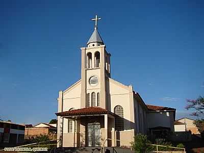 IGREJA MATRIZ DE N.S.
DE FTIMA FOTO
VICENTE A. QUEIROZ - SERRANPOLIS - GO