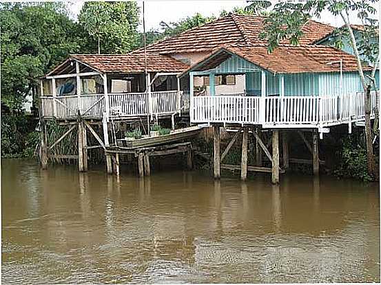 CASAS NO RIO EM LAGOA SANTA-FOTO:RICARDO MERCADANTE - LAGOA SANTA - GO