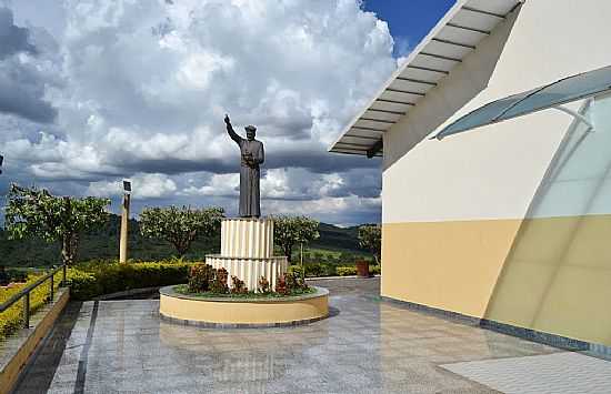 TRINDADE-GO-PADRE PELGIO E SUA IGREJA-FOTO:AROLLDO COSTA OLIVEI - TRINDADE - GO