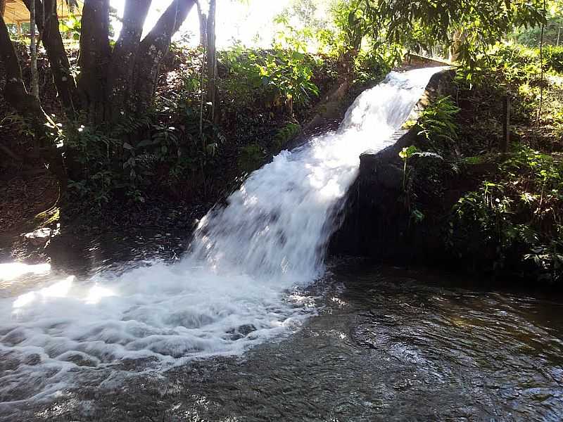 VILA PROPCIO-GO-PEQUENA CACHOEIRA-FOTO:ANTONIO MARCOS GALVO - VILA PROPCIO - GO