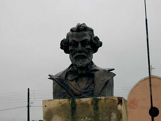 BUSTO EM HOMENAGEM  GONALVES DIAS NA PRAA CENTRAL DE ALDEIAS ALTAS-MA-FOTO:GILSOMOURA - ALDEIAS ALTAS - MA