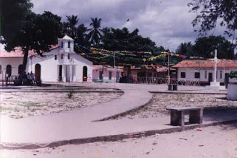 ESTANDARTE-MA-PRACINHA E IGREJA NO CENTRO DA ILHA-FOTO:IOLANDA MIRANDA - ESTANDARTE - MA